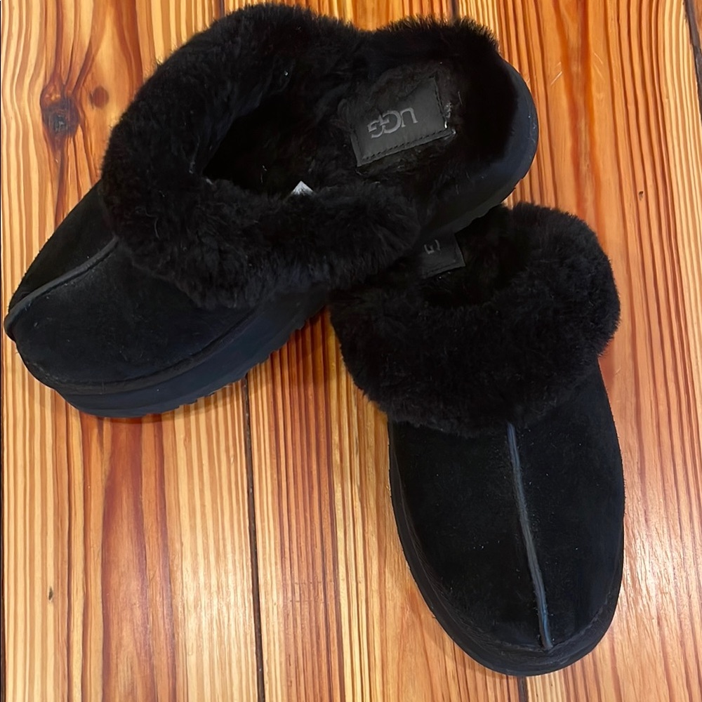 UGG Black Platform Slippers - Disquette